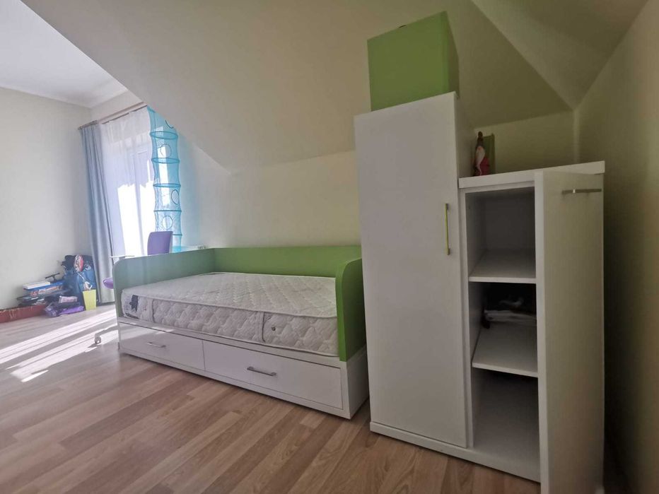 Дитяча кімната стіл шафа крісло тумба