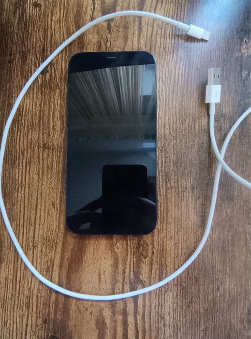 iPhone 12 64GB Neverlock — отличное состояние, всё родное