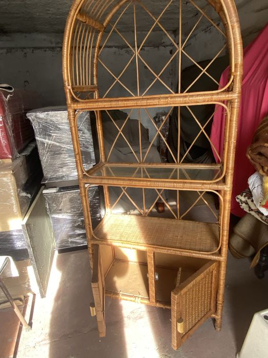 Armario em palhinha co parteleiras em vidro