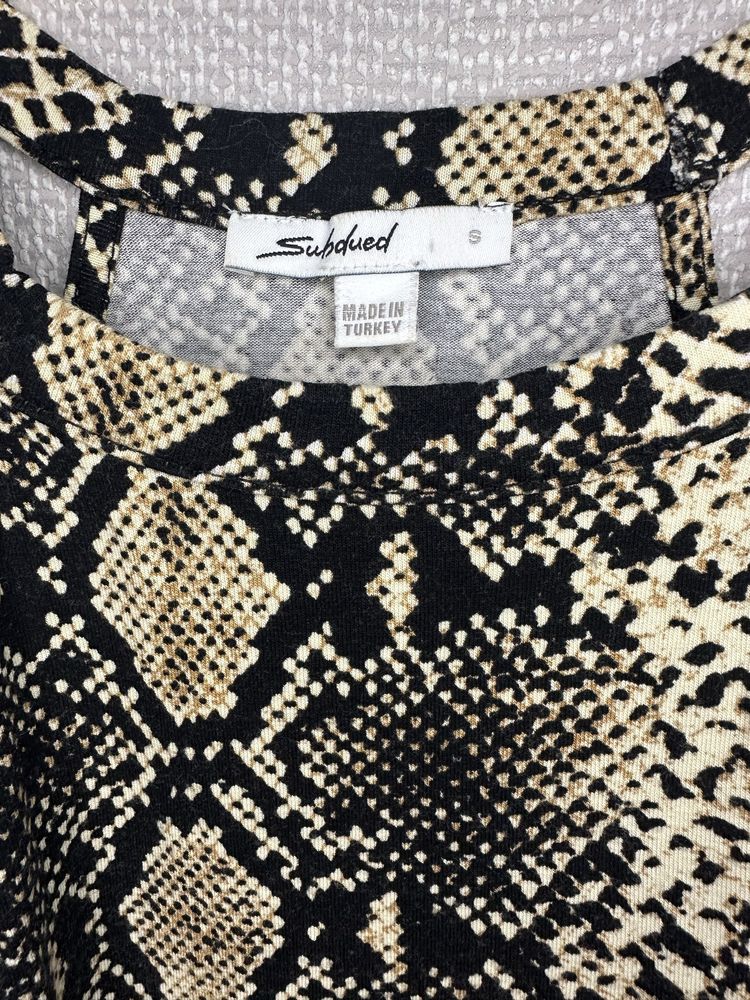Top Subdued w wężowym stylu