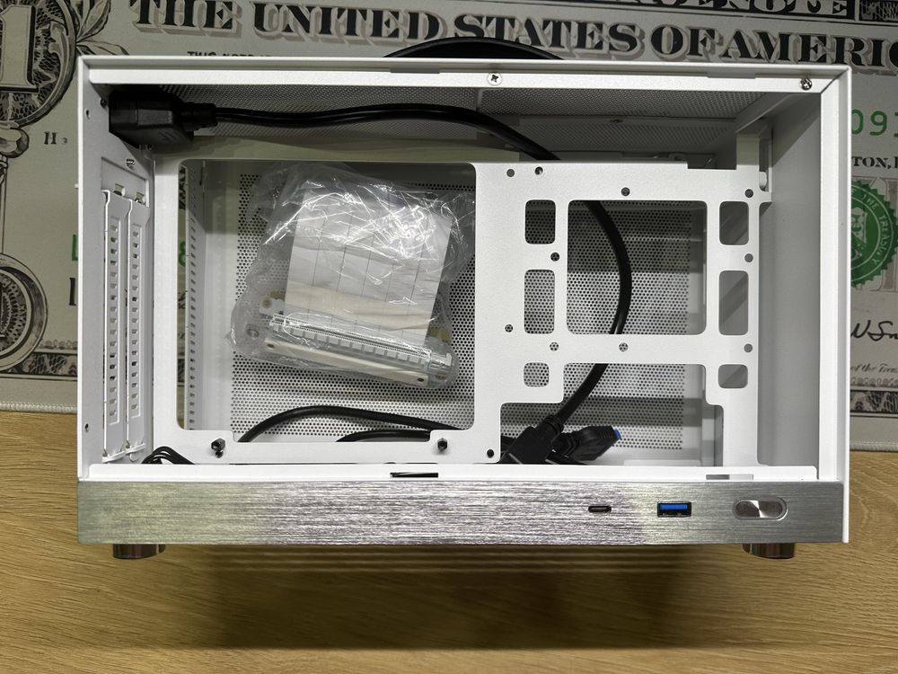 Суперкомпактний ПК-корпус MINI ITX CASE S300