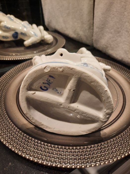 Продам фарфоровую статуэтку