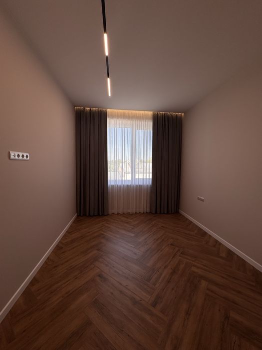 Продається сучасна, велика, нова 2-х кімнатга квартира.