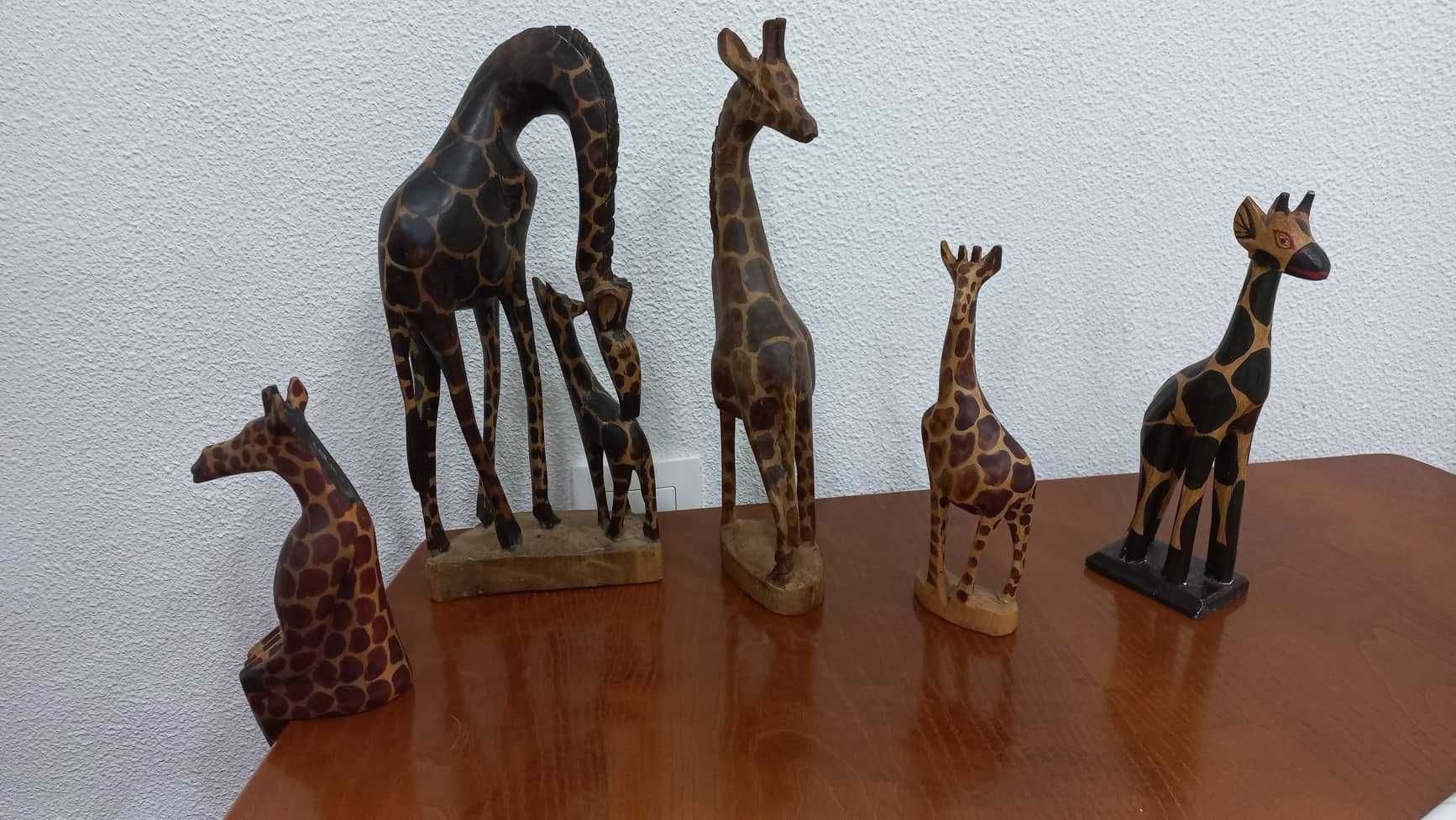 Conjunto de figuras girafas em Madeira