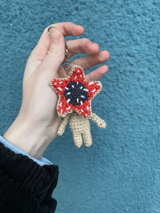 Вʼязаний брелок «Демогорган» на замовлення