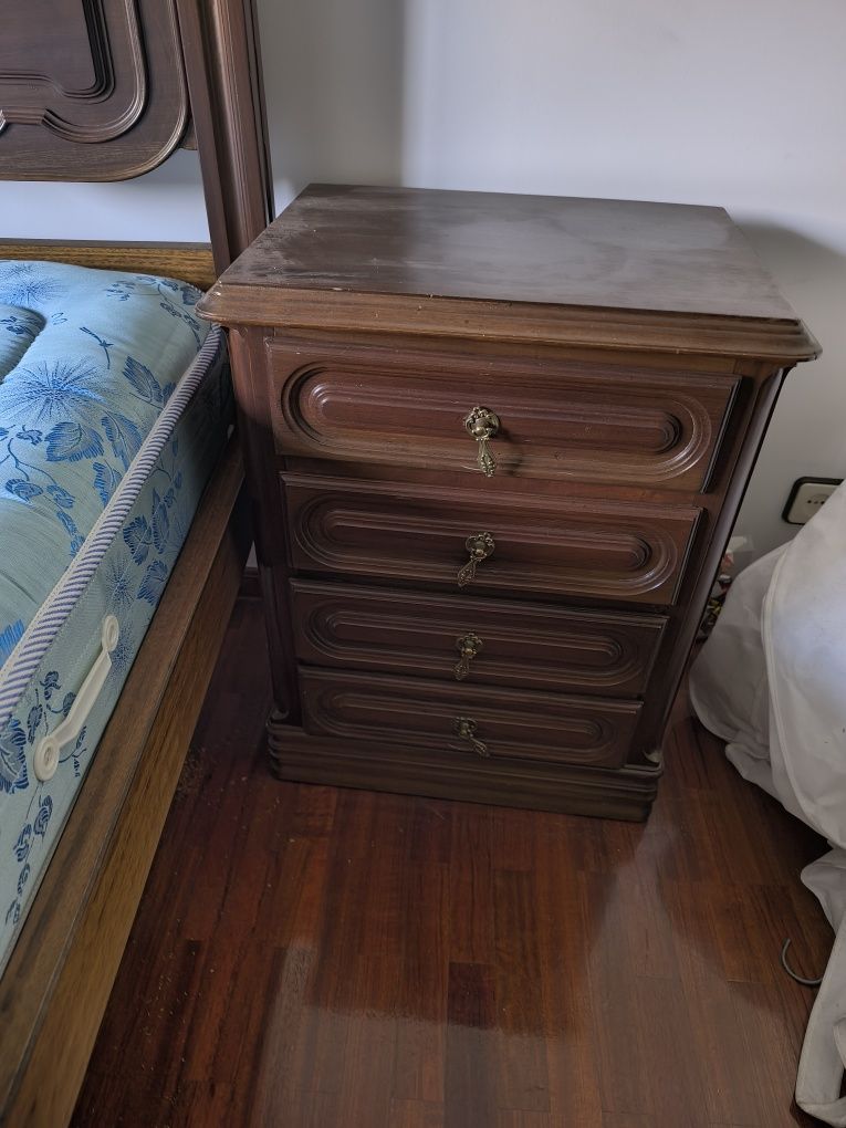 Conjunto cama e mesa de cabeceira