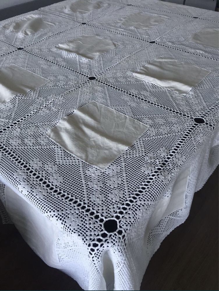 Grande Toalha de Renda - Feita à Mão - NOVA