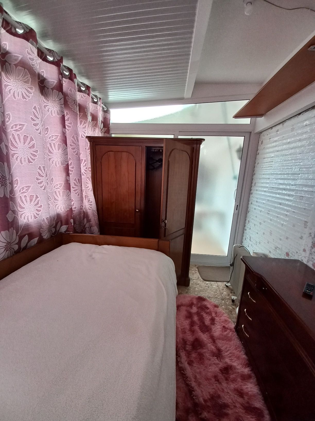 Quarto aluguer, mobilado