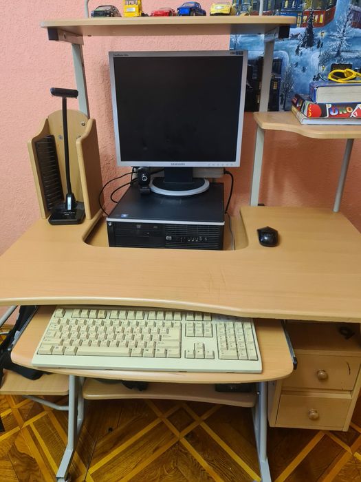 Комп'ютерний стіл на колесах