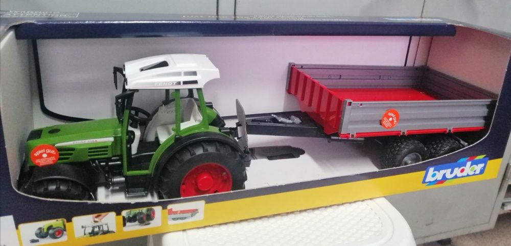 Trator Fendt 209s com reboque