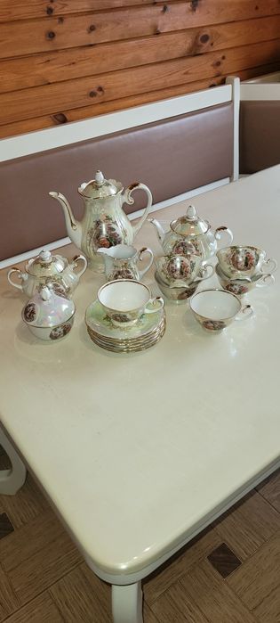 Витончений та ніжний антикваріатний набір з порцеляну.