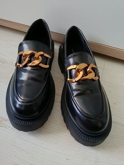 Czarne lakierowane mokasyny