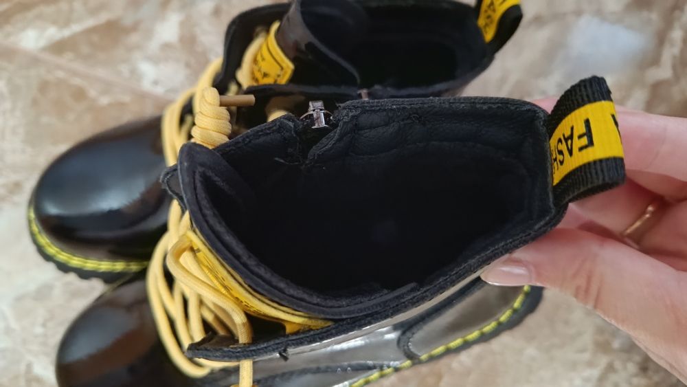 Нові чобітки для дівчинки