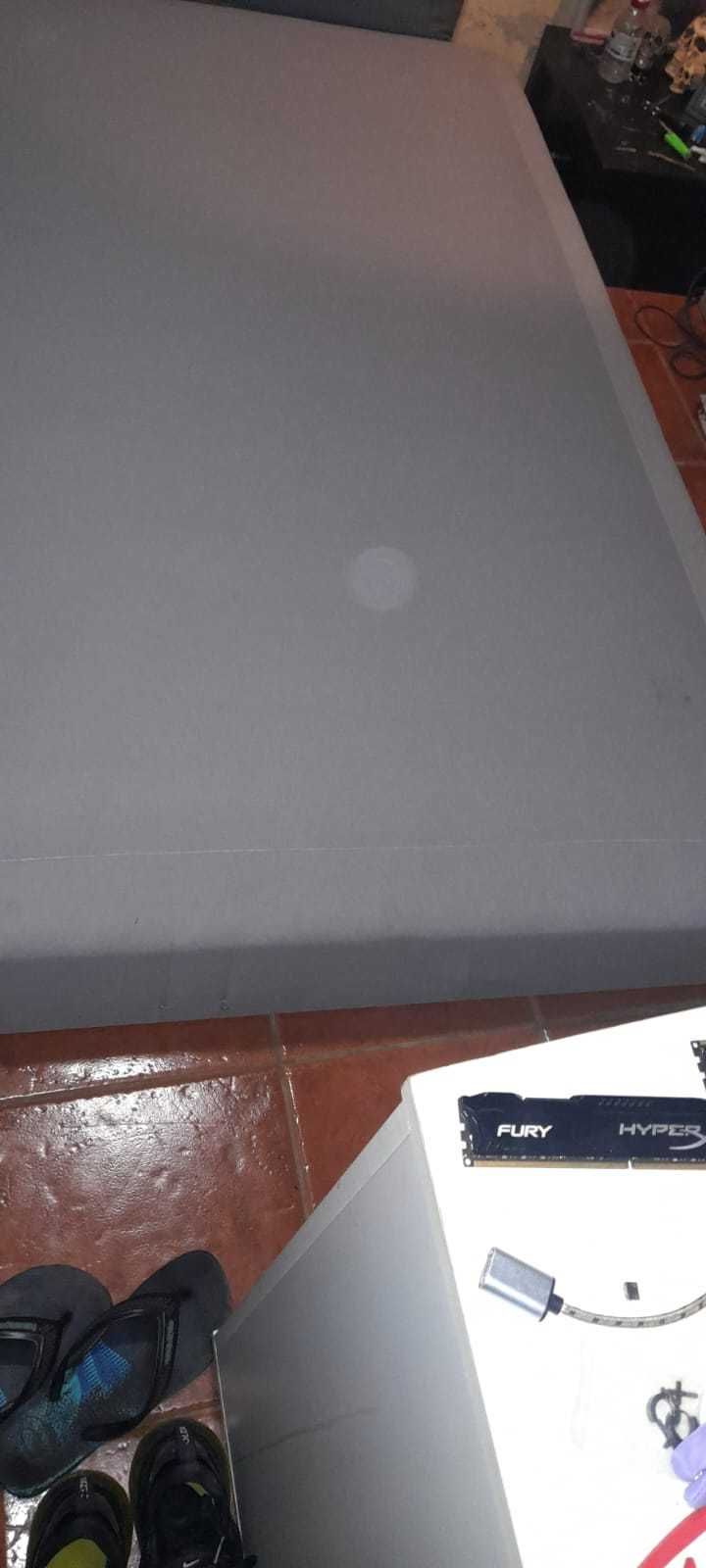 Cama de casal cinzenta