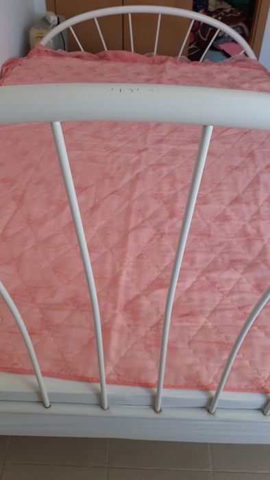 Cama casal vintage robusta em ferro com cabeceira