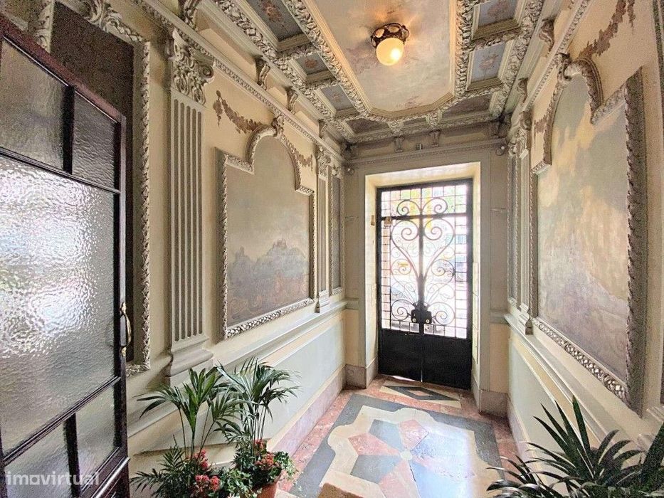 Apartamento com 12 divisões, de 175,20m2 para recuperar, com estaci...