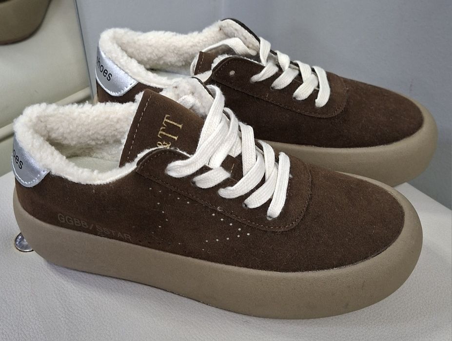 Утеплені кросівки. Розмір та стельку уточнюйте.