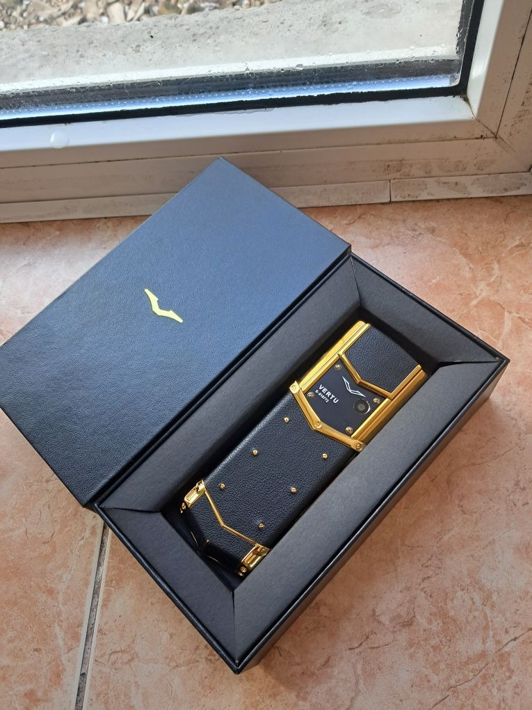 Новий телефон мобільний vertu Signature золотий з чорним