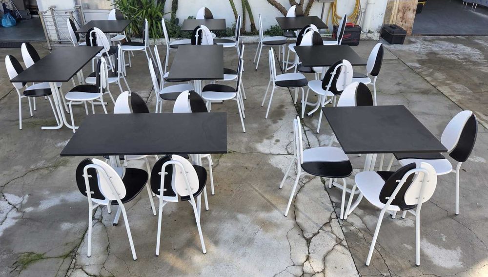 Mesas e cadeiras de café