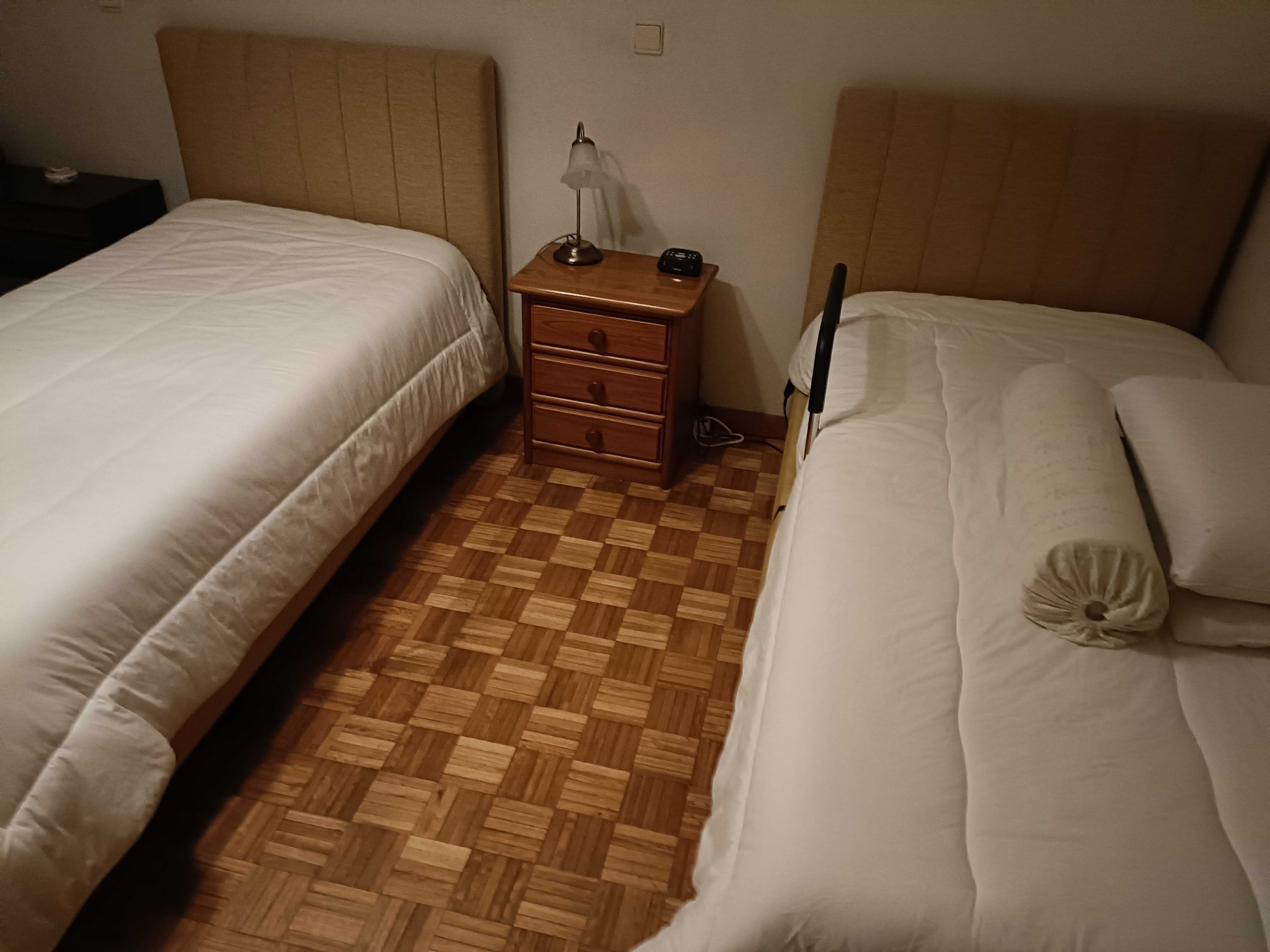 Duas camas individuais articuladas (estrado, cabeceiras e colchão)