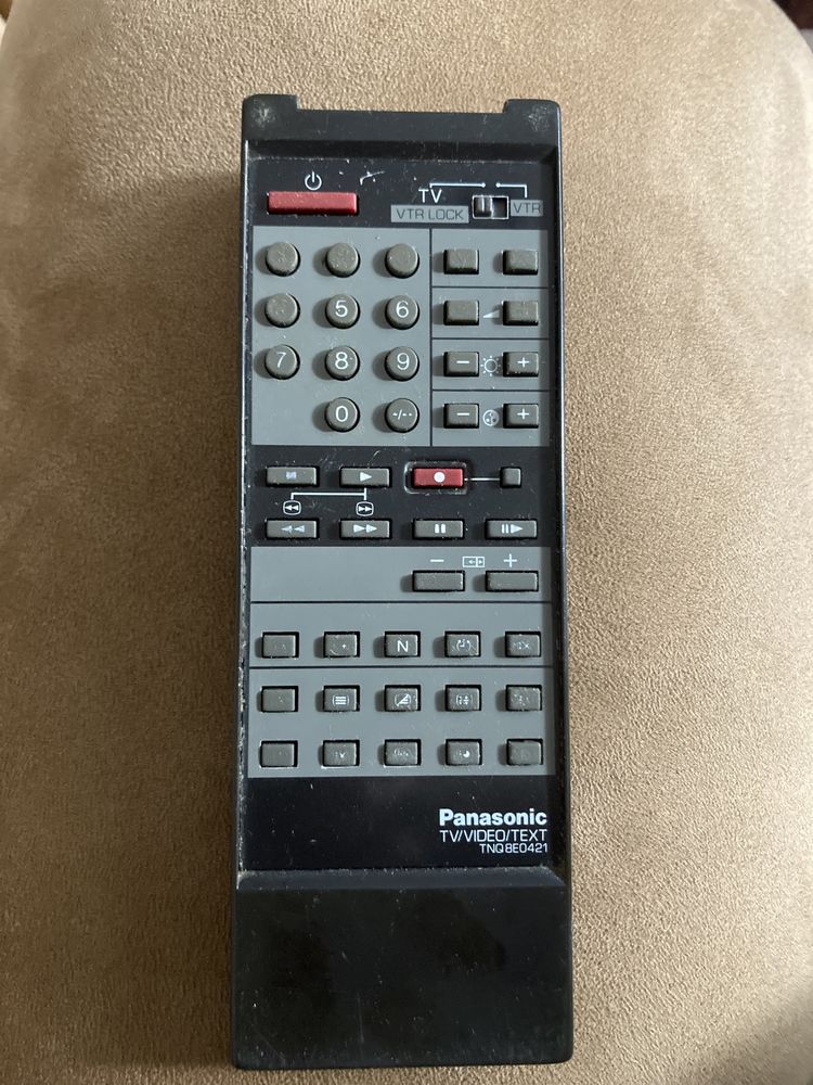 Televisão antiga Panasonic com suporte de parede