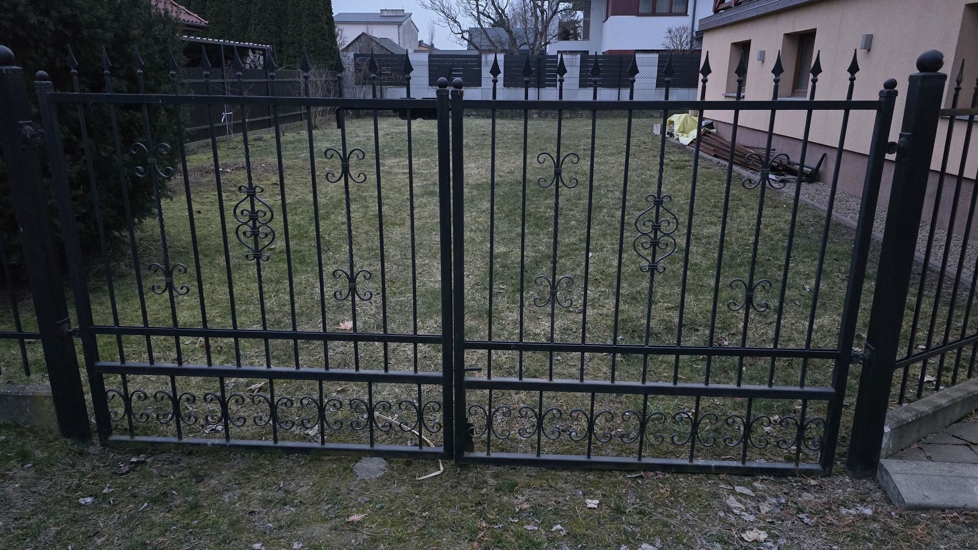 Ogrodzenie z brama, furtką i przęsłami
