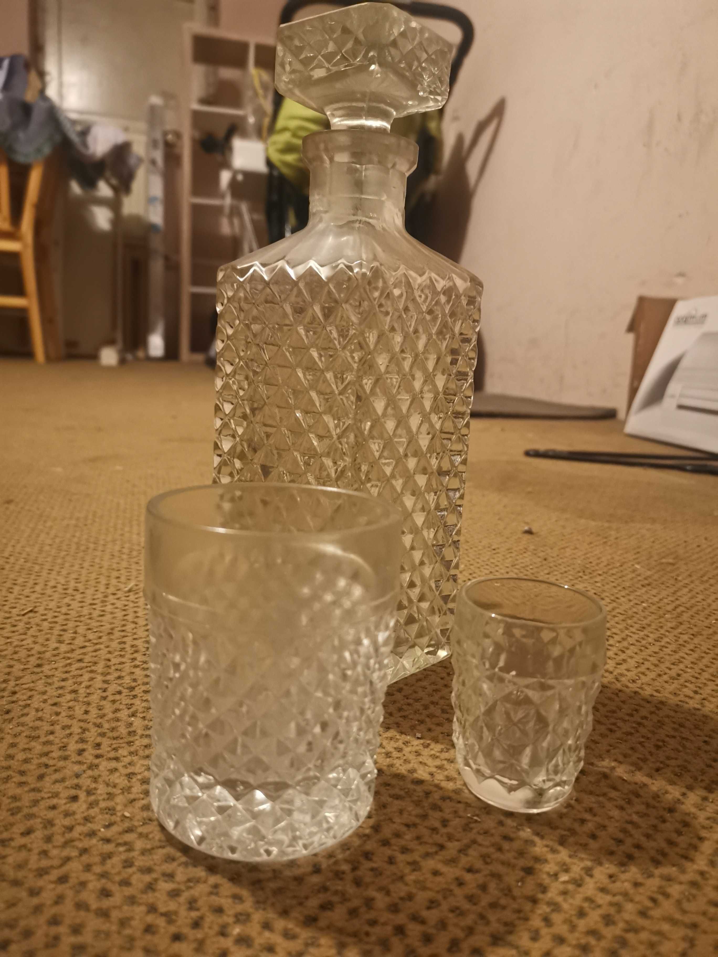 Zestaw karafka, szklanki i kieliszki