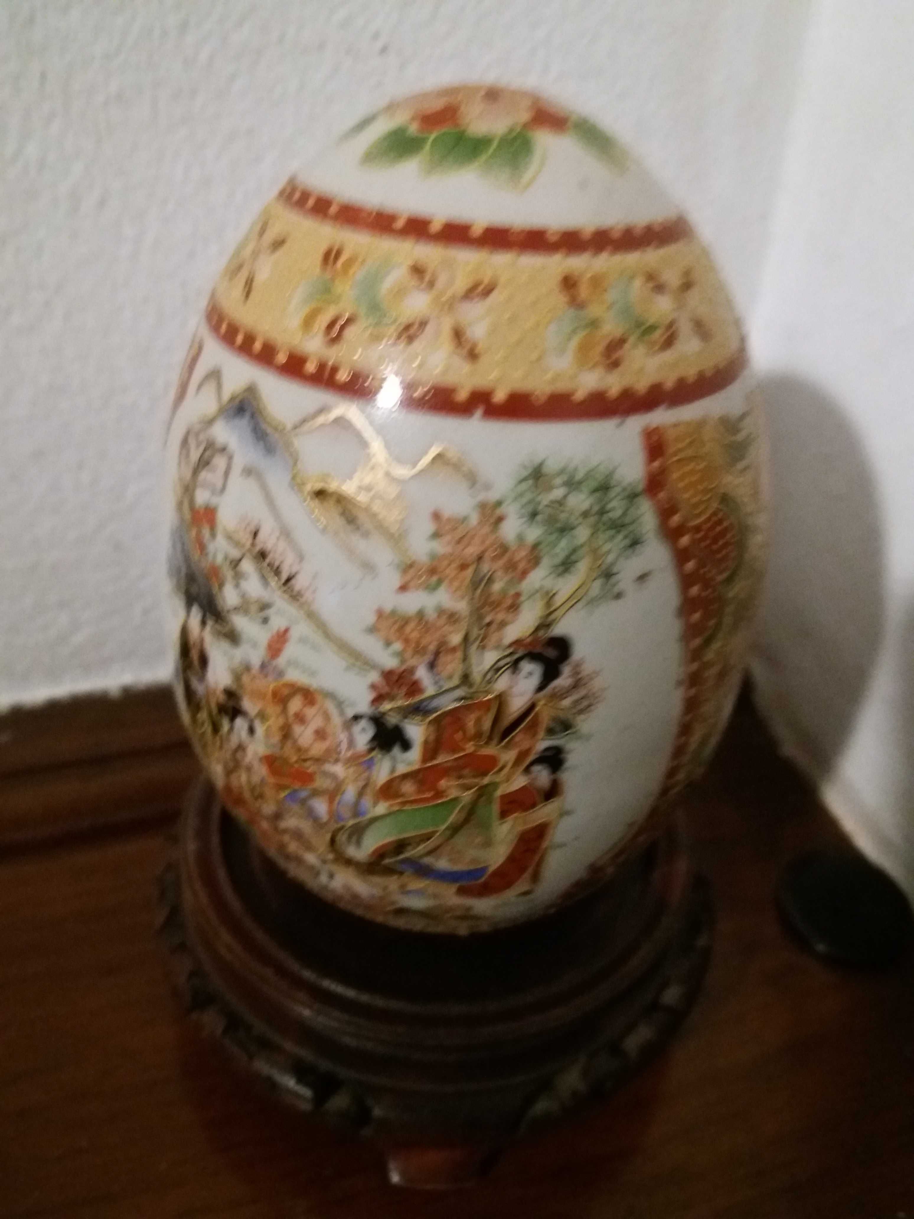 Ovos em louça pintada motivos orientais