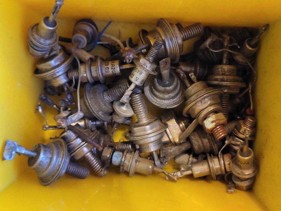 Кремниевые триоды, микросхемы, конденсаторы, сопротивление-резисторы.