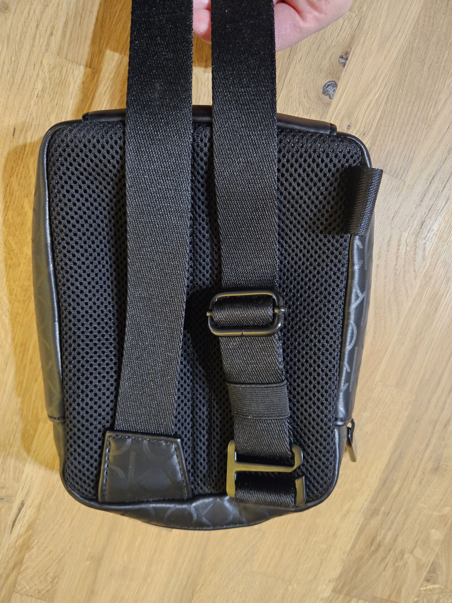 Torebka unisex Calvin Klein.
Kolor czarno-czerwony, r