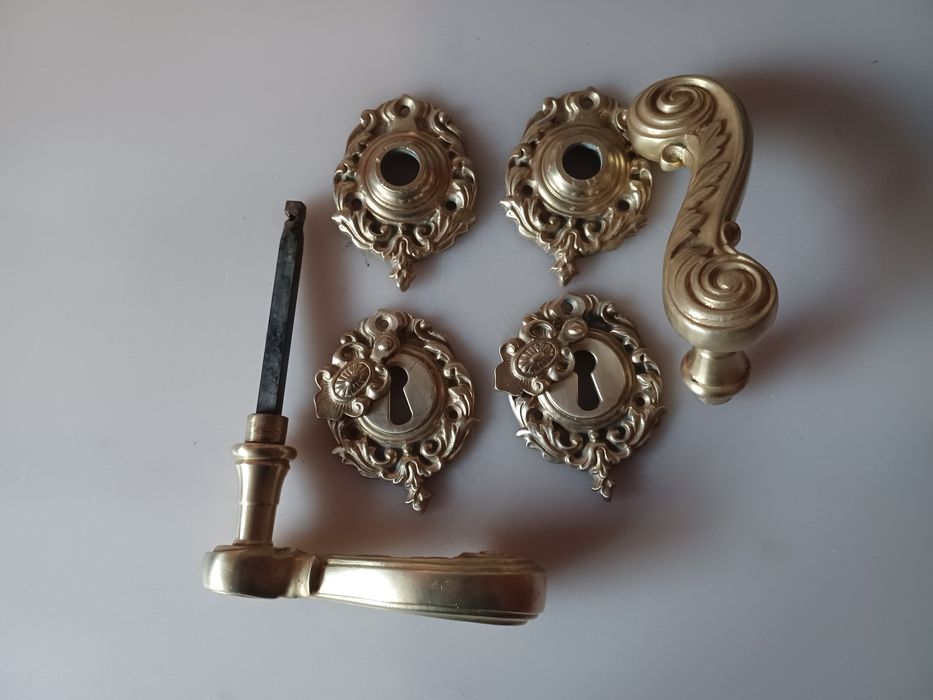 Duże klamki mosiężne.