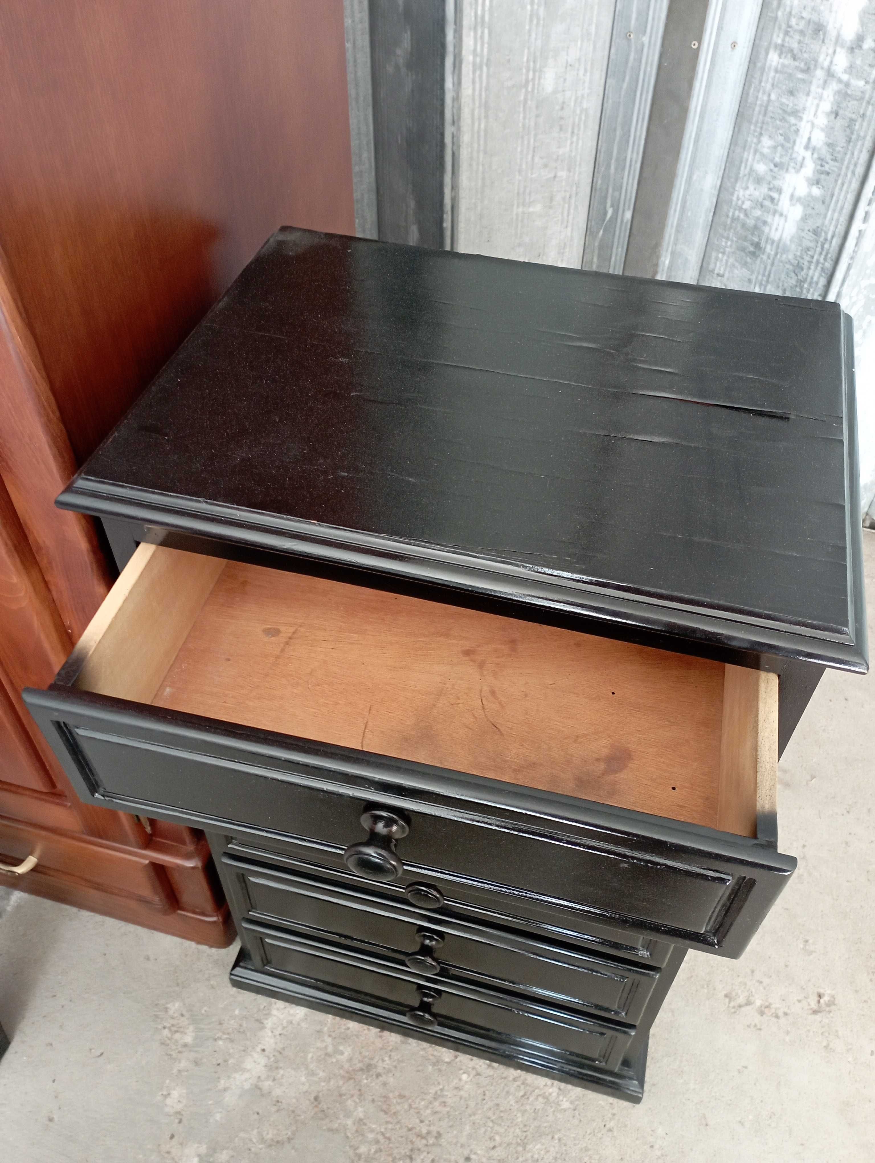 Cama pintada de preto, com 1 camiseiro pequeno 3gav.1 alto 5 gavetas