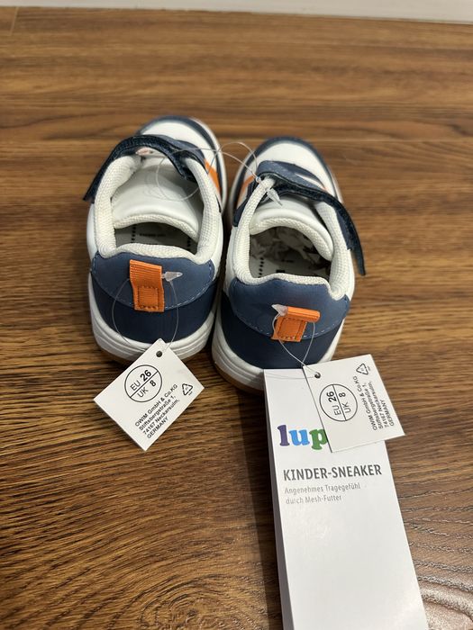 Білі стильні кросівки на липучках з синіми і оранжевими вставками