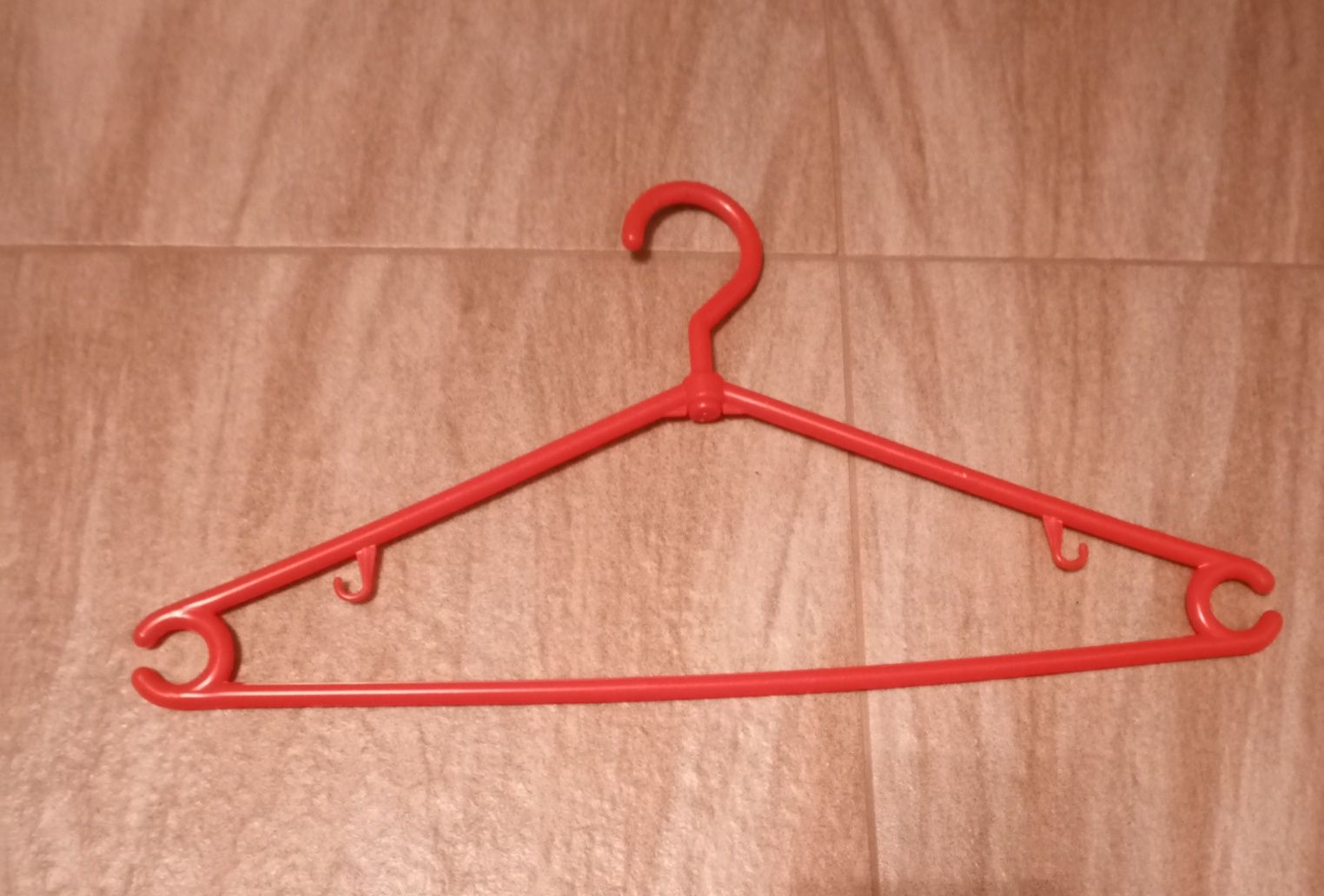 Zestaw 17 sztuk wieszaków plastikowych na ubrania, koszulę... Okazja!