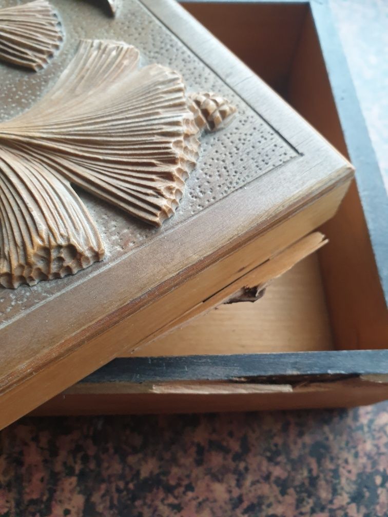 Stara drewniana szkatułka rzeźbiona 15,5 x 15,5 pudełko uszkodzona
