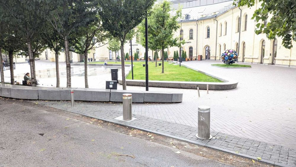 Арсенальна, Івана Мазепи 3-Б, поруч фуд-корт, урядовий квартал