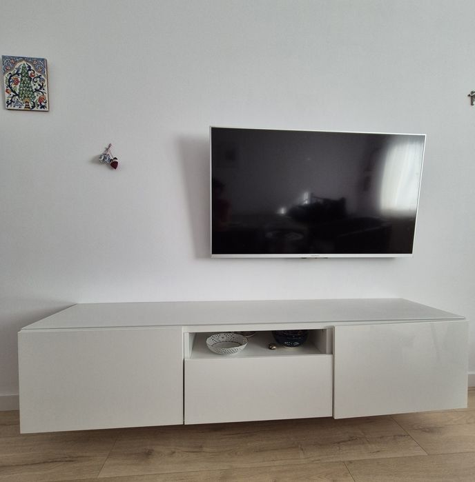 Szafka pod telewizor, powierzchnia lakierowana biały połysk.