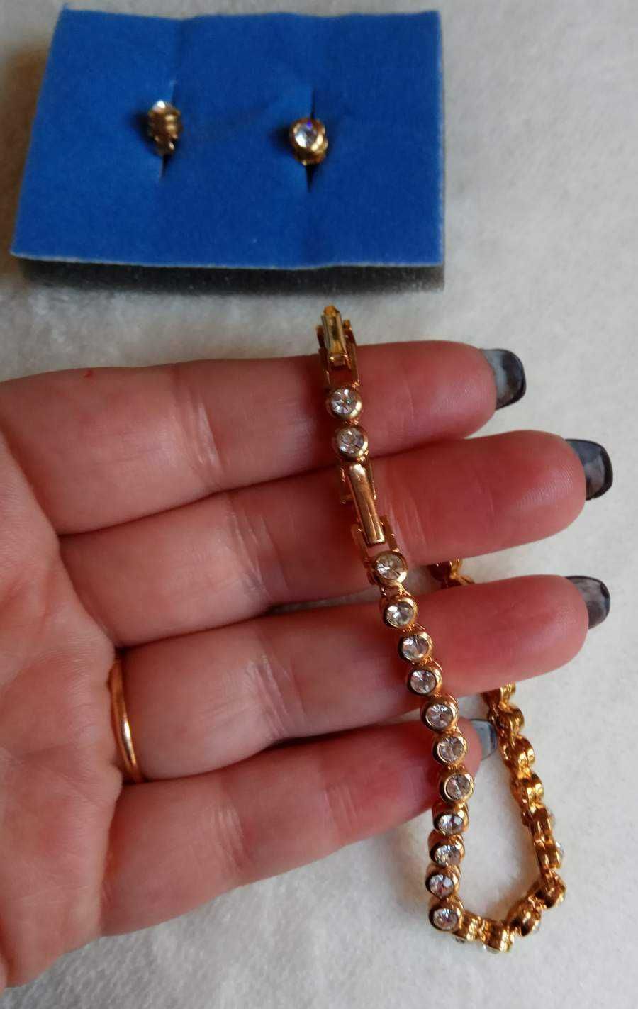 Conjunto de Brincos e Pulseira Dourados com brilhantes prateados