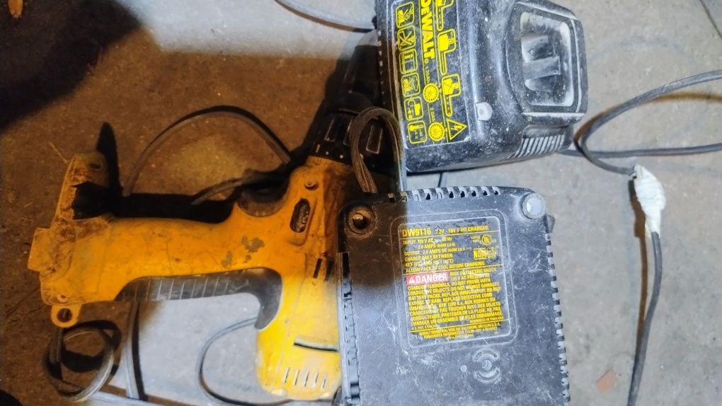 Wkrętarka z udarem DeWalt 12 volt,ladowarki, transformator