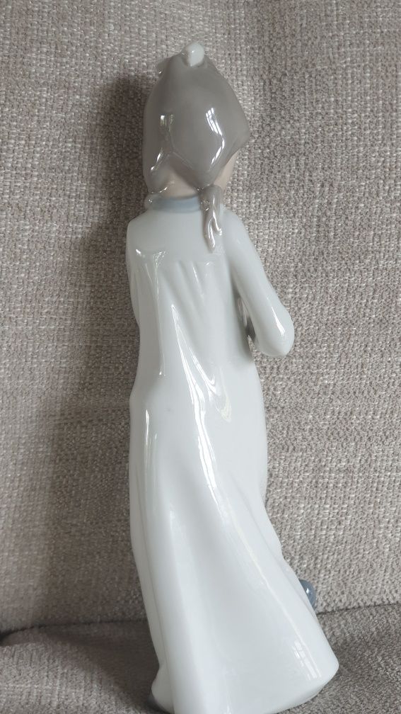 Nao Lladro Dziewczynka w koszuli z pieskiem 26cm