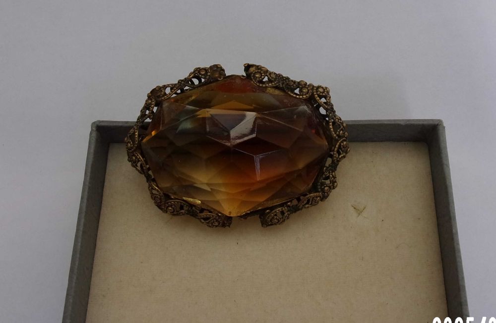 Broche muito antigo com grande pedra em vidro lapidado e bronze