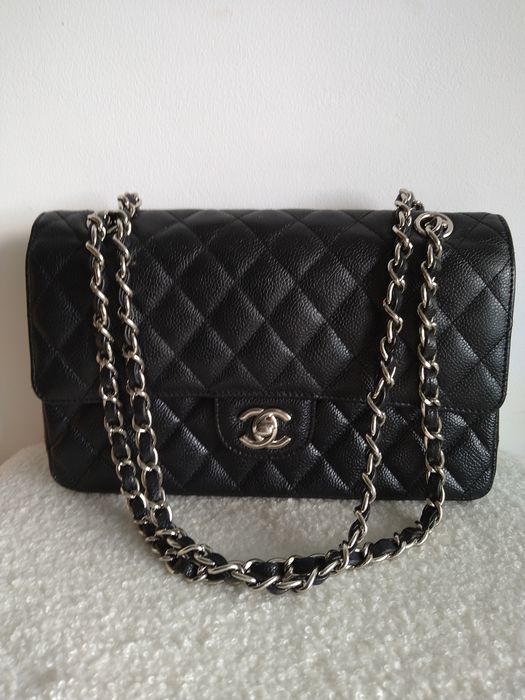 Сумка Chanel чорного кольору