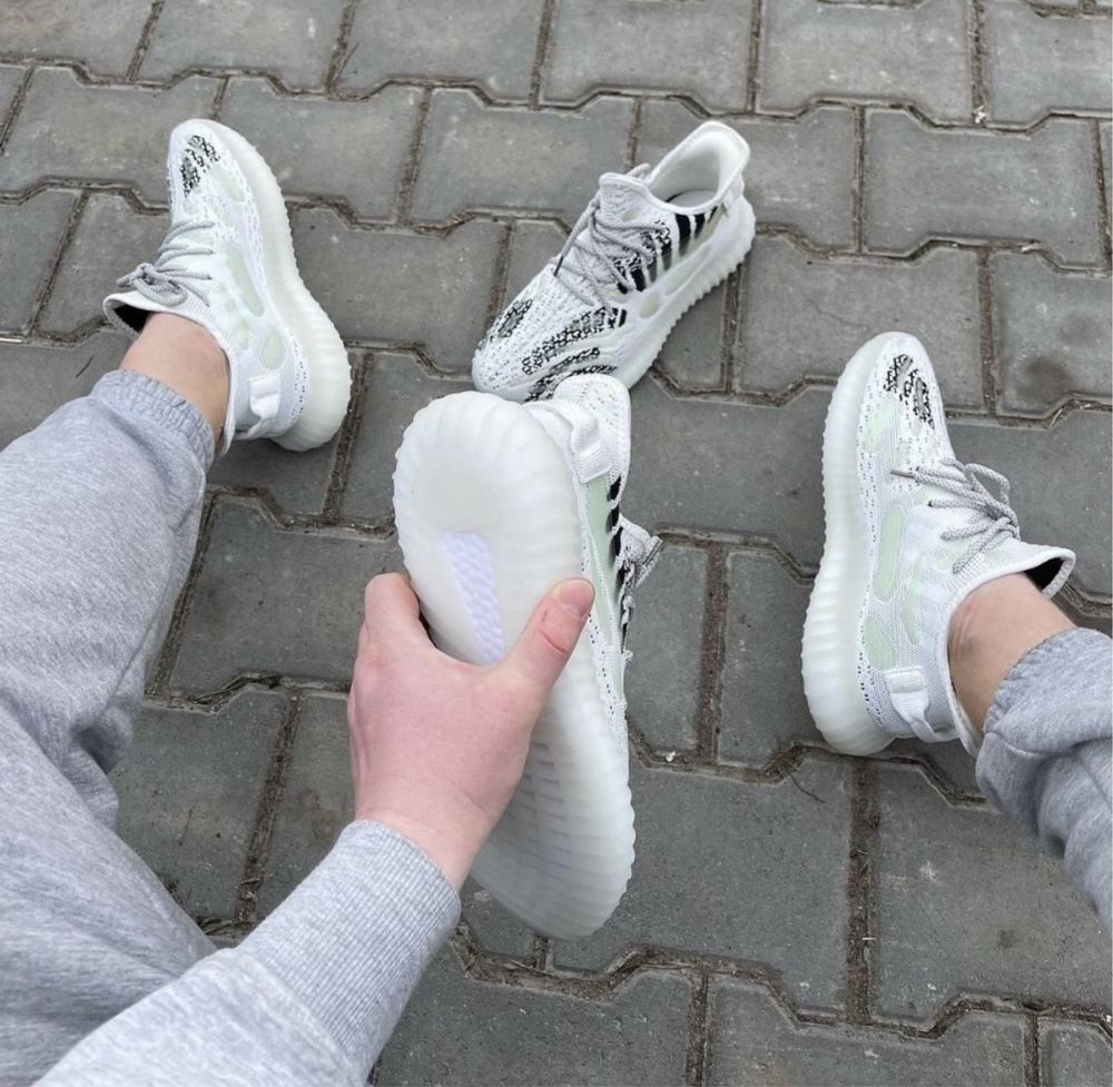 Кроссовки в стиле Adidas Yeezy Boost 350