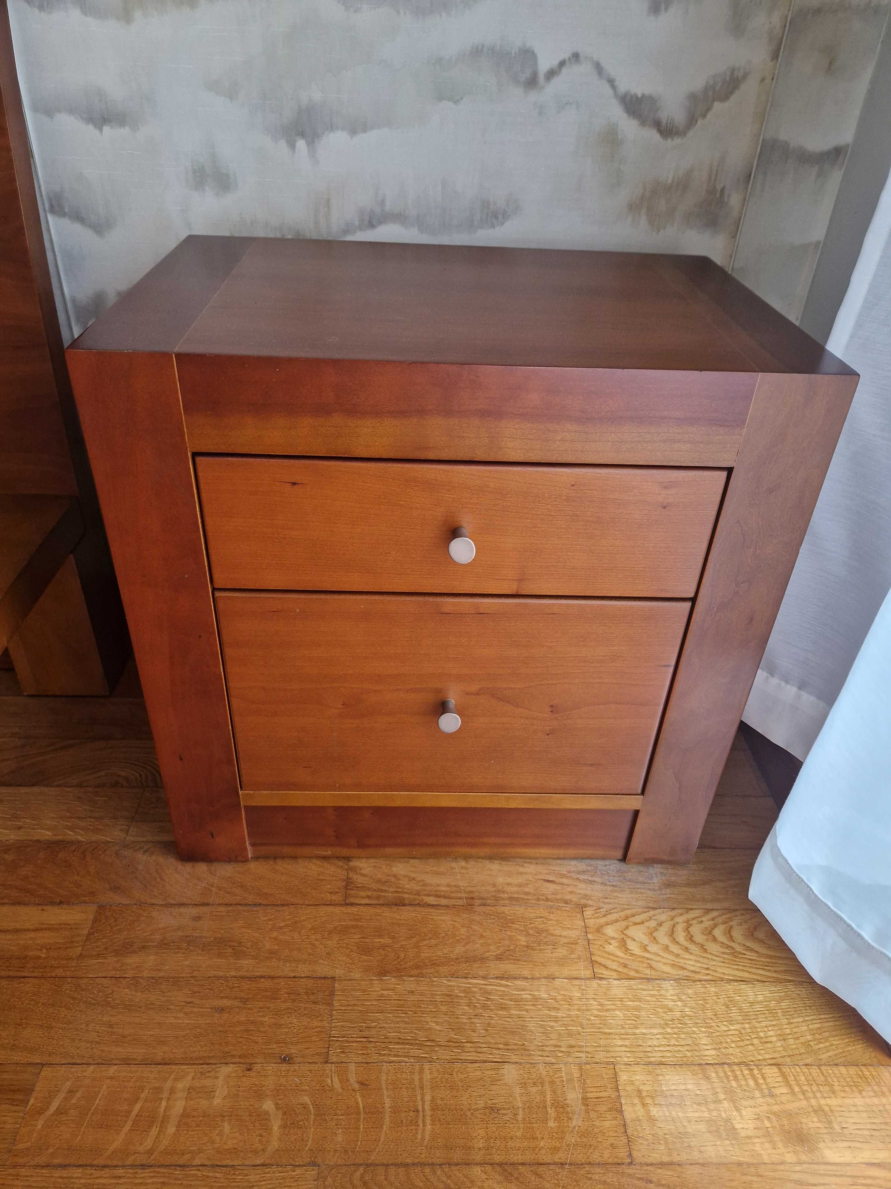Cama com estrado e 2 mesas de cabeceira