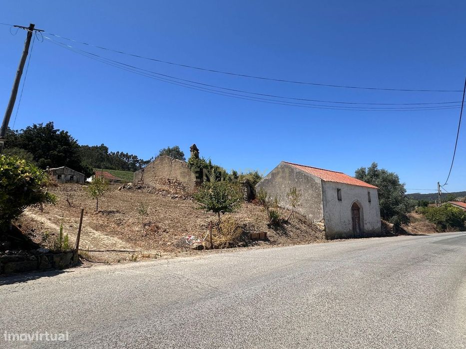 Propriedade de 1,8 hectares com 3 edificios para recuperação, em Sobra