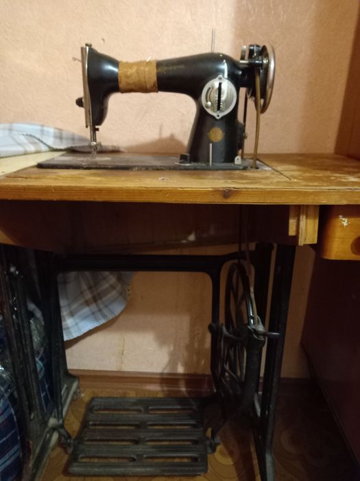 Продам швейную машинку