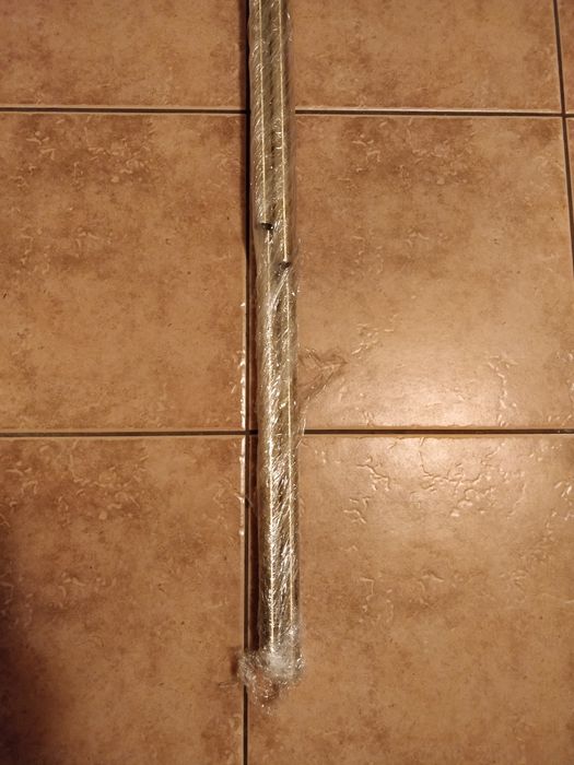 Długi karnisz w kolorze antyczne złoto