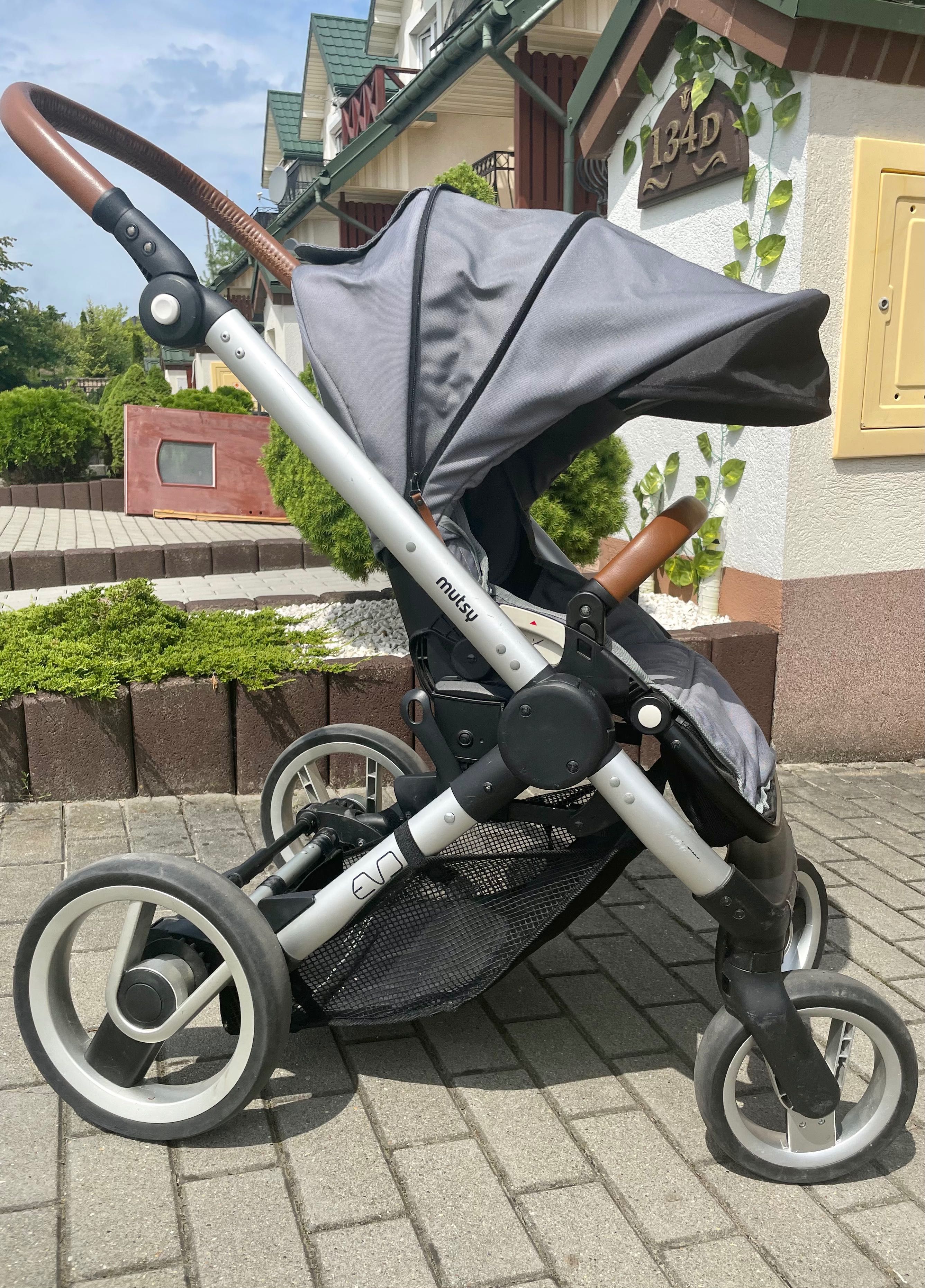 Wózek MUTSY EVO wraz z nosidłem i adapterami oraz fotelik