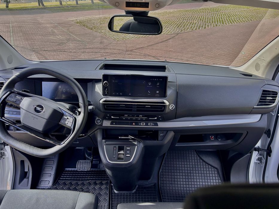 Wynajem busa Opel 9-osobowy–automat, Viniety, boks dachowy w zestawie