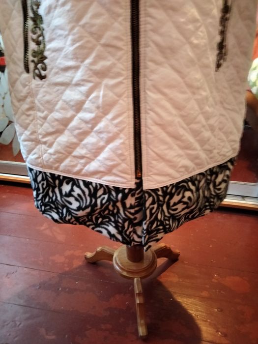 Белое демисизоное пальто.